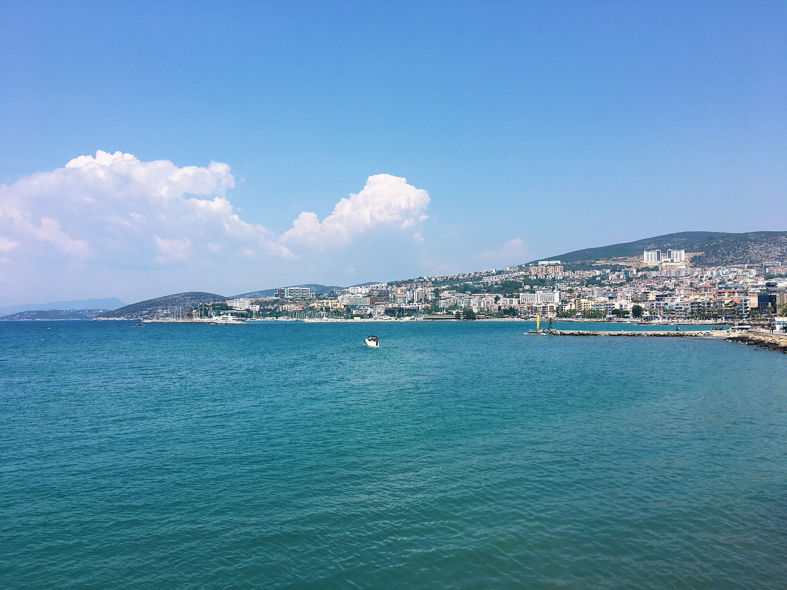 Turkuaz deniz ve yamaçlara yayılan Kuşadası kenti