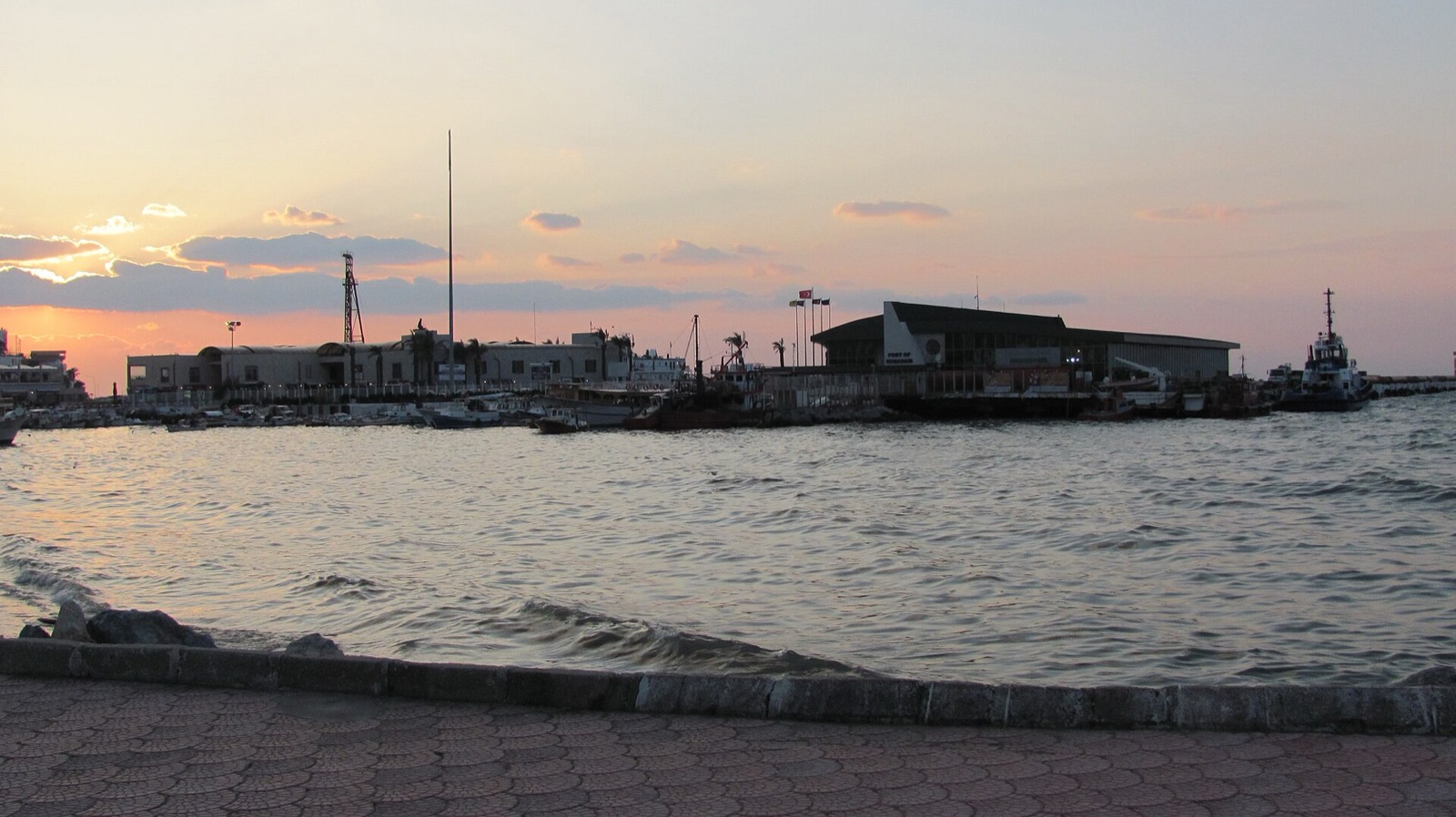 Gün batımında Kuşadası limanı