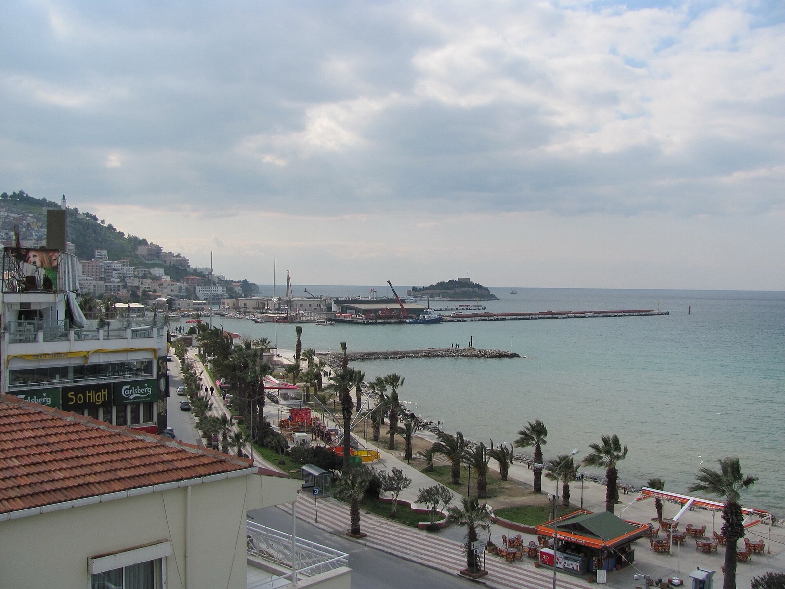 Palmiyeli Kuşadası sahil yolu, liman ve uzakta Güvercinada